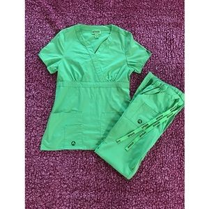 CROCS Lime XS Scrub Top and Pants Set